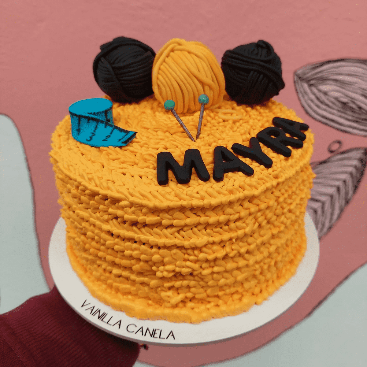 pastel personalizado en forma de bordado de Vainilla Canela