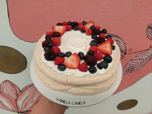 Pavlova de frutos rojos de Vainilla Canela.