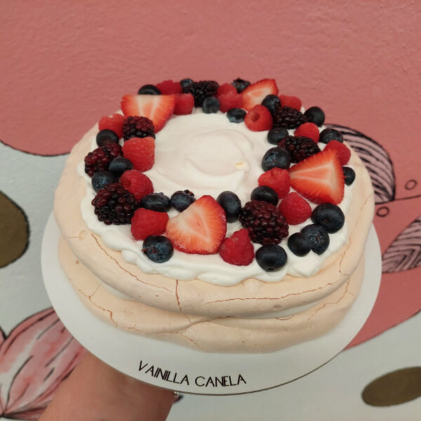 Pavlova de frutos rojos de Vainilla Canela.